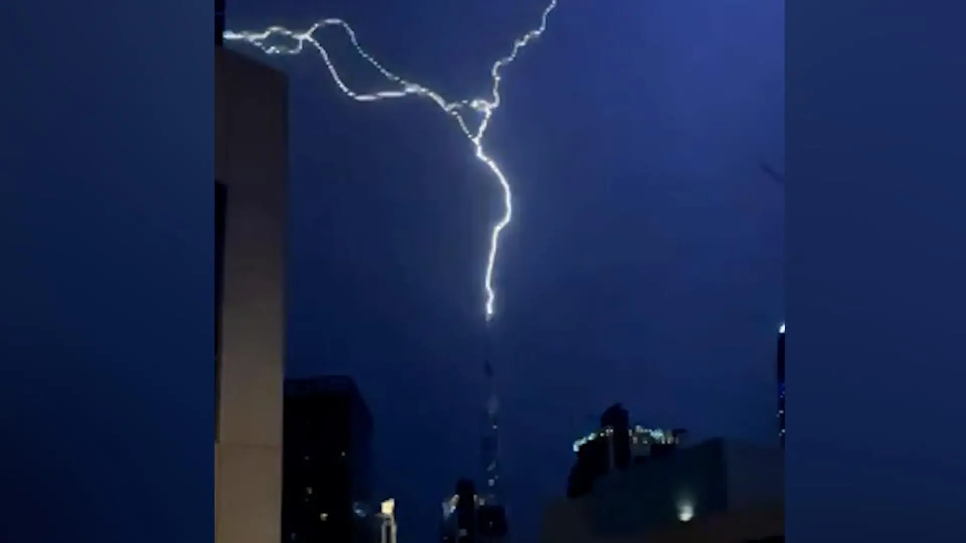 Blitz schlägt in höchstes Gebäude der Welt ein – Millionenmetropole überflutet! Unwetter sorgt für Chaos in Dubai