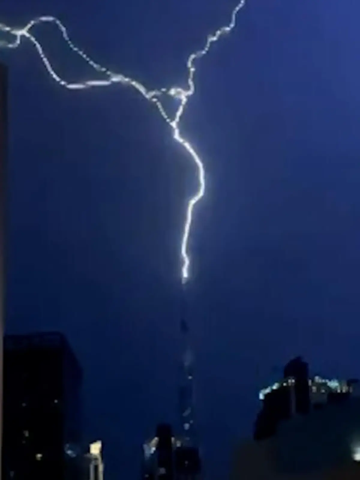 Bild zu: "Blitz schlägt in höchstes Gebäude der Welt ein – Millionenmetropole überflutet!"