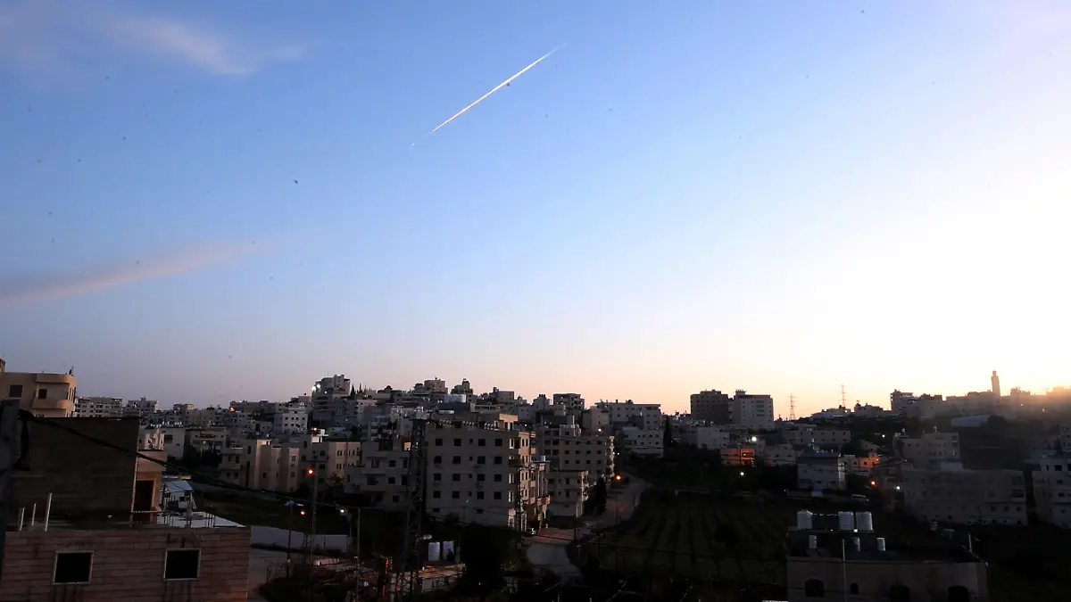HEBRON, WEST BANK - MARCH 28: A view of missile traces launched from Yemen at Israel sighted in the sky over Hebron, West Bank, on March 28, 2026. For the first time since the U.S. and Israel launched their offensive against Iran, missiles allegedly have been fired from Yemen toward Israel. Wisam Hashlamoun / Anadolu