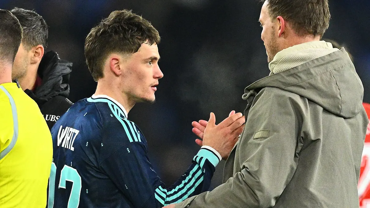 Julian Nagelsmann bedankt sich nach dem Sieg bei Matchwinner Florian Wirtz