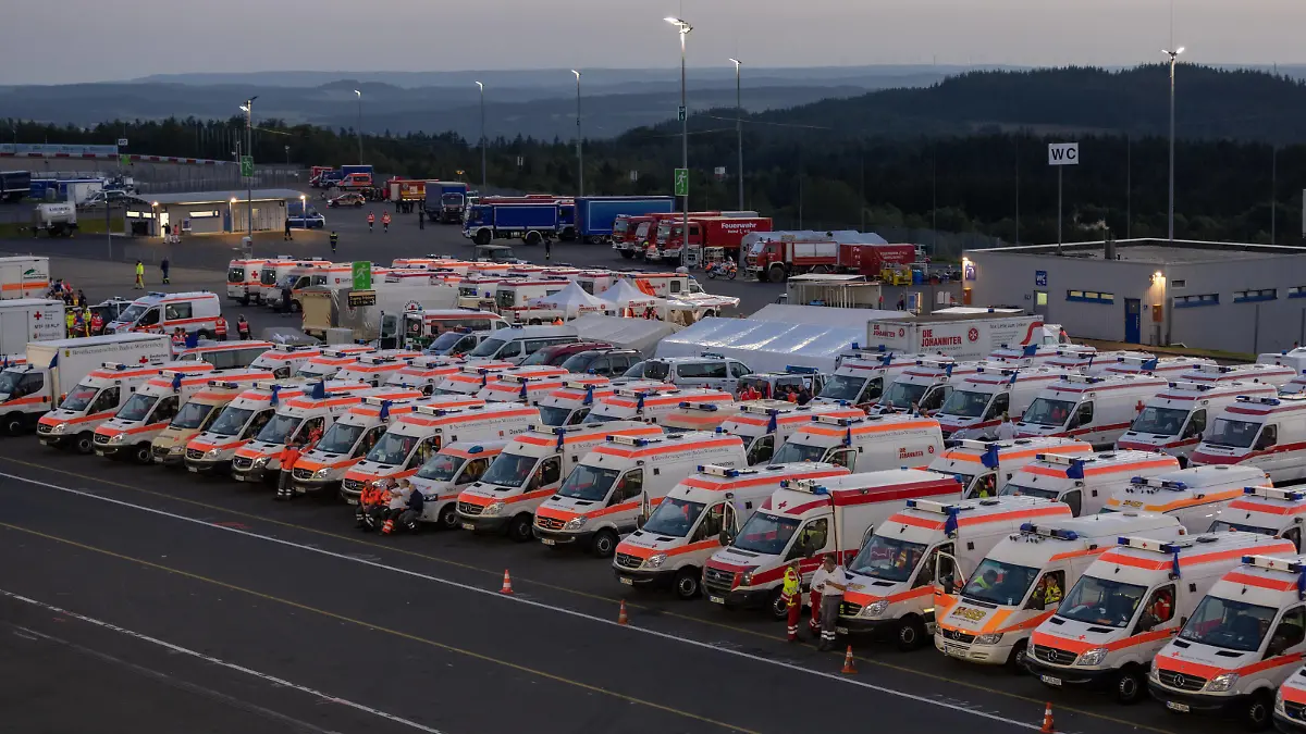  Bereitstellungsraum zur Hilfeleistung der Opfer der Flutkatastrophe in NRW und Rheinland-Pfalz vom 14.07.2021 für die Helfer und Fahrzeuge vom Technischen Hilfswerk THW, Feuerwehr, Polizei, Rettungsdienste und der Bundeswehr im Fahrerlager des Nürburgring, 17.07.2021 Nürburg Nürburgring Rheinland-Pfalz Deutschland *** Staging area for the victims of the flood disaster in North Rhine-Westphalia and Rhineland-Palatinate from 14 07 2021 for the helpers and vehicles of the THW, fire brigade, police, rescue services and the Bundeswehr in the paddock of the Nürburgring, 17 07 2021 Nürburg Nürburgring Rhineland-Palatinate Germany