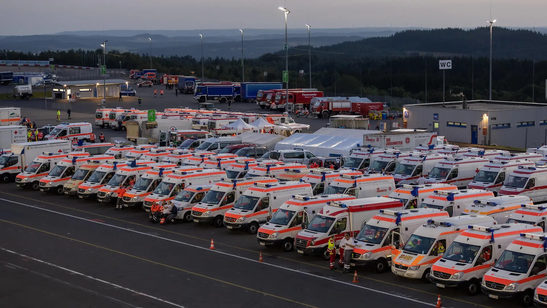  Bereitstellungsraum zur Hilfeleistung der Opfer der Flutkatastrophe in NRW und Rheinland-Pfalz vom 14.07.2021 für die Helfer und Fahrzeuge vom Technischen Hilfswerk THW, Feuerwehr, Polizei, Rettungsdienste und der Bundeswehr im Fahrerlager des Nürburgring, 17.07.2021 Nürburg Nürburgring Rheinland-Pfalz Deutschland *** Staging area for the victims of the flood disaster in North Rhine-Westphalia and Rhineland-Palatinate from 14 07 2021 for the helpers and vehicles of the THW, fire brigade, police, rescue services and the Bundeswehr in the paddock of the Nürburgring, 17 07 2021 Nürburg Nürburgring Rhineland-Palatinate Germany