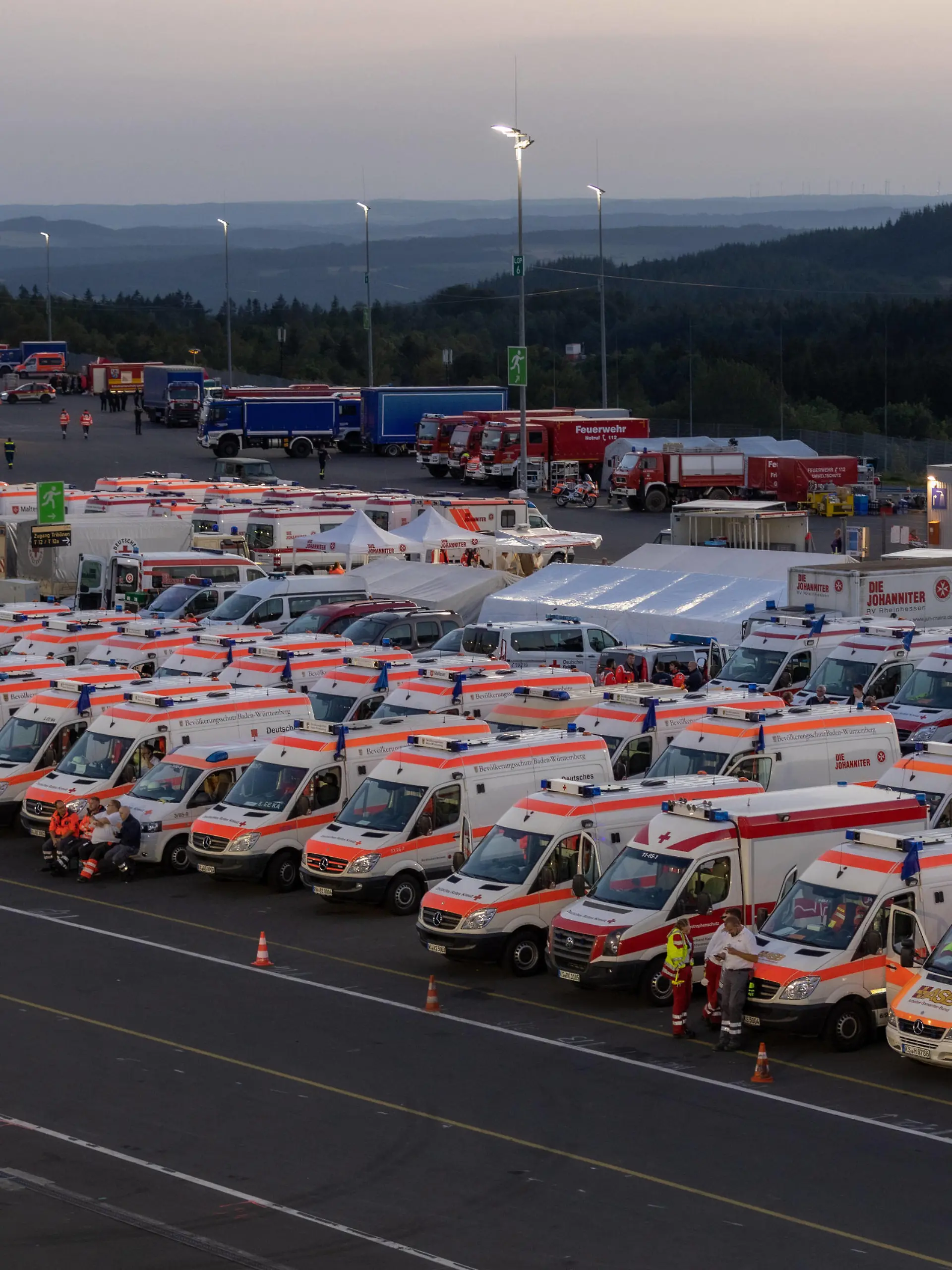 Bereitstellungsraum zur Hilfeleistung der Opfer der Flutkatastrophe in NRW und Rheinland-Pfalz vom 14.07.2021 für die Helfer und Fahrzeuge vom Technischen Hilfswerk THW, Feuerwehr, Polizei, Rettungsdienste und der Bundeswehr im Fahrerlager des Nürburgring, 17.07.2021 Nürburg Nürburgring Rheinland-Pfalz Deutschland *** Staging area for the victims of the flood disaster in North Rhine-Westphalia and Rhineland-Palatinate from 14 07 2021 for the helpers and vehicles of the THW, fire brigade, police, rescue services and the Bundeswehr in the paddock of the Nürburgring, 17 07 2021 Nürburg Nürburgring Rhineland-Palatinate Germany