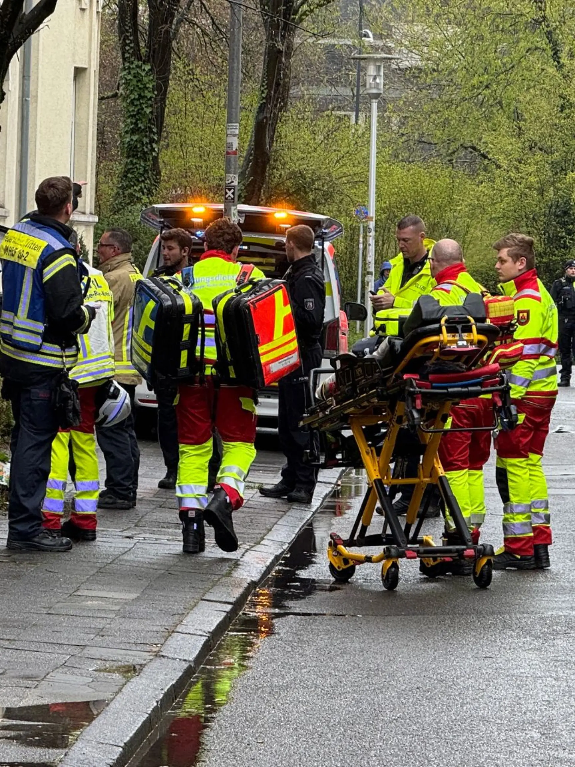 Bild zu: "Junge (13) stirbt bei Messer-Attacke in Witten – Mutter (38) und Tochter (9) kämpfen um ihr Leben "