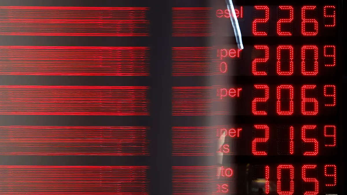 Spritpreise an einer nächtlichen Avex-Tankstelle bei Köln. Preissteigerungen wegen des Iran-Krieg und der möglichen Schließung der Meerenge von Hormuz machen das Tanken in Deutschland immer teurer: Diesel und Benzin springen über die 2-Euro-Marke. Die Politik hat eine Spritpreisbremse beschlossen, nach der Spritpreise nur noch einmal täglich erhöht werden dürfen. (Themenbild, Symbolbild) Frechen, 26.03.2026