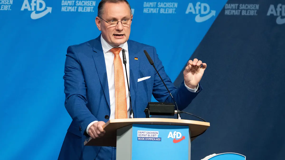 Tino Chrupalla, AfD-Bundesvorsitzender und Fraktionsvorsitzender der AfD, spricht auf dem Landesparteitag der AfD Sachsen im Messe- und Veranstaltungspark Löbau. Die Partei will auf dem Parteitag einen neuen Landesvorstand wählen.