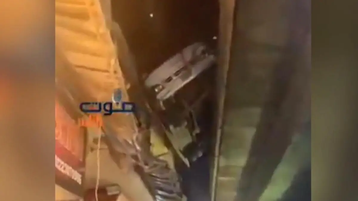 Bus stürzt von Brücke – und kracht in Balkon! Unfall in Ägypten
