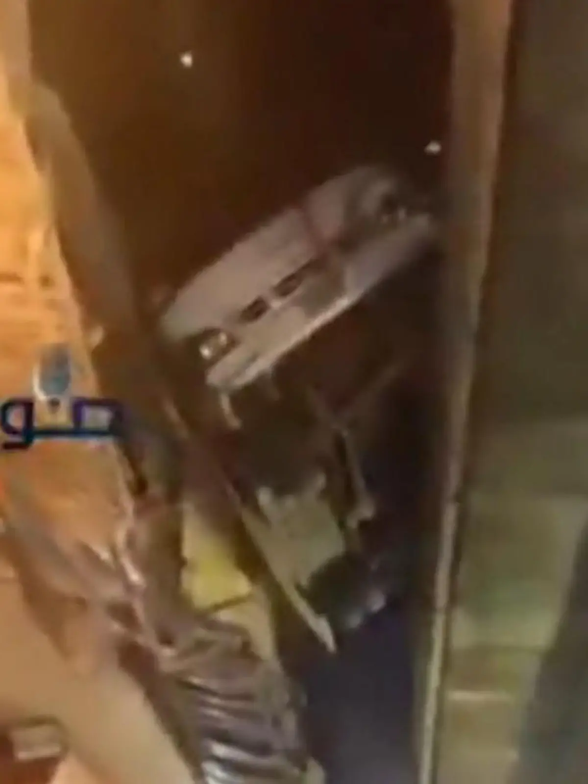 Bild zu: "Bus stürzt von Brücke – und kracht in Balkon!"