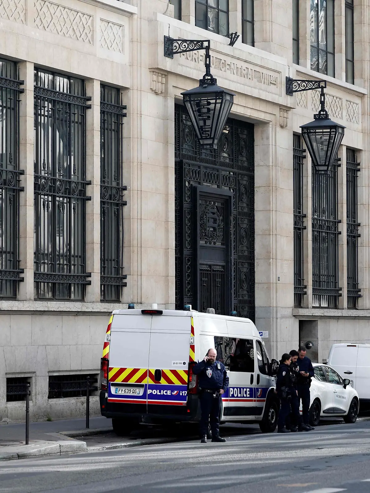 Polizeibeamte stehen neben Polizei- und privaten Sicherheitsfahrzeugen vor dem Gebäude der Bank of America im 8. Arrondissement, nachdem offensichtlich ein Bombenanschlag verübt wurde. Die französische Polizei hat einen offensichtlichen Bombenanschlag vor einer US-Bank in Paris vereitelt. +++ dpa-Bildfunk +++