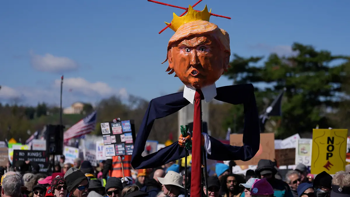 U.S. President Donald Trump's effigy is seen as demonstrators attend a "No Kings" protest against President Trump's administration policies, in Washington, D.C., U.S., March 28, 2026. REUTERS/Leah Millis     TPX IMAGES OF THE DAY