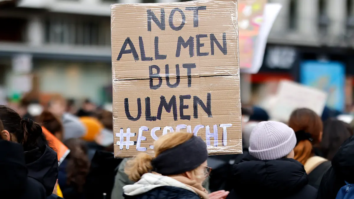 Mehrere Tausend Menschen nehmen an einer Demonstration 'Gegen Patriarchale Gewalt' teil. Mit Schildern wie 'Danke Collien' demonstrieren die Teilnehmer gegen digitale und sexuelle Gewalt. Aufgerufen zu der Kundgebung ghatten das Aktionsbündnis Widersetzen Köln und die Feminist Law Clinic. Moderatorin Collien Fernandes hatte im Vorfeld schwere Anschuldigungen gegen ihren Ex-Mann Christian Ulmen erhoben: Er soll Fake-Profile in ihrem Namen erstellt und darüber Männern pornografische Inhalte geschickt haben.. Köln, 28.03.2026