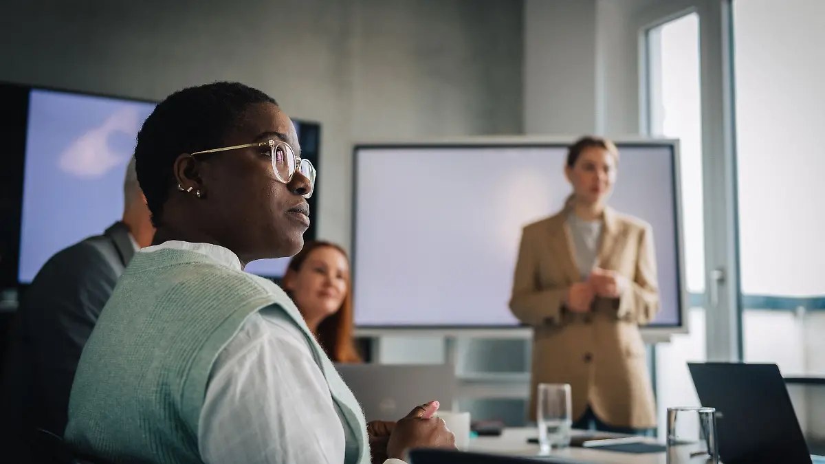 Kurze Schockstarre: Ein emotionaler Ausbruch im Teammeeting löst oft Unbehagen bei den Beteiligten aus.