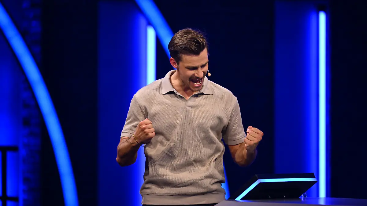 Schnulli Benjamin feiert seinen ersten Show-Erfolg. 