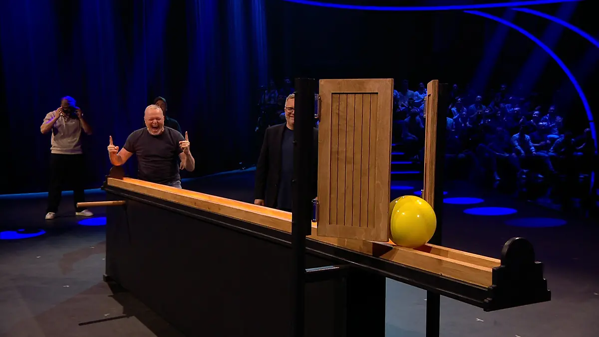 Stefan Raab macht bei „Stefan und Bully gegen irgendson Schnulli” das Unmögliche möglich. 