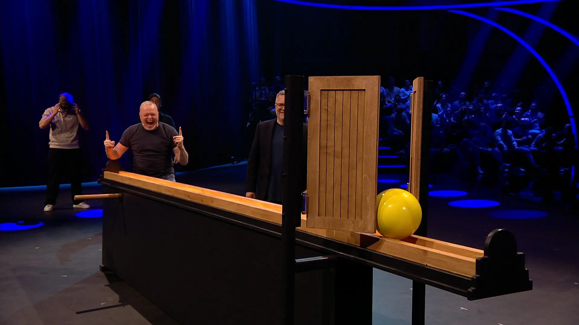 Stefan Raab macht bei „Stefan und Bully gegen irgendson Schnulli” das Unmögliche möglich. 