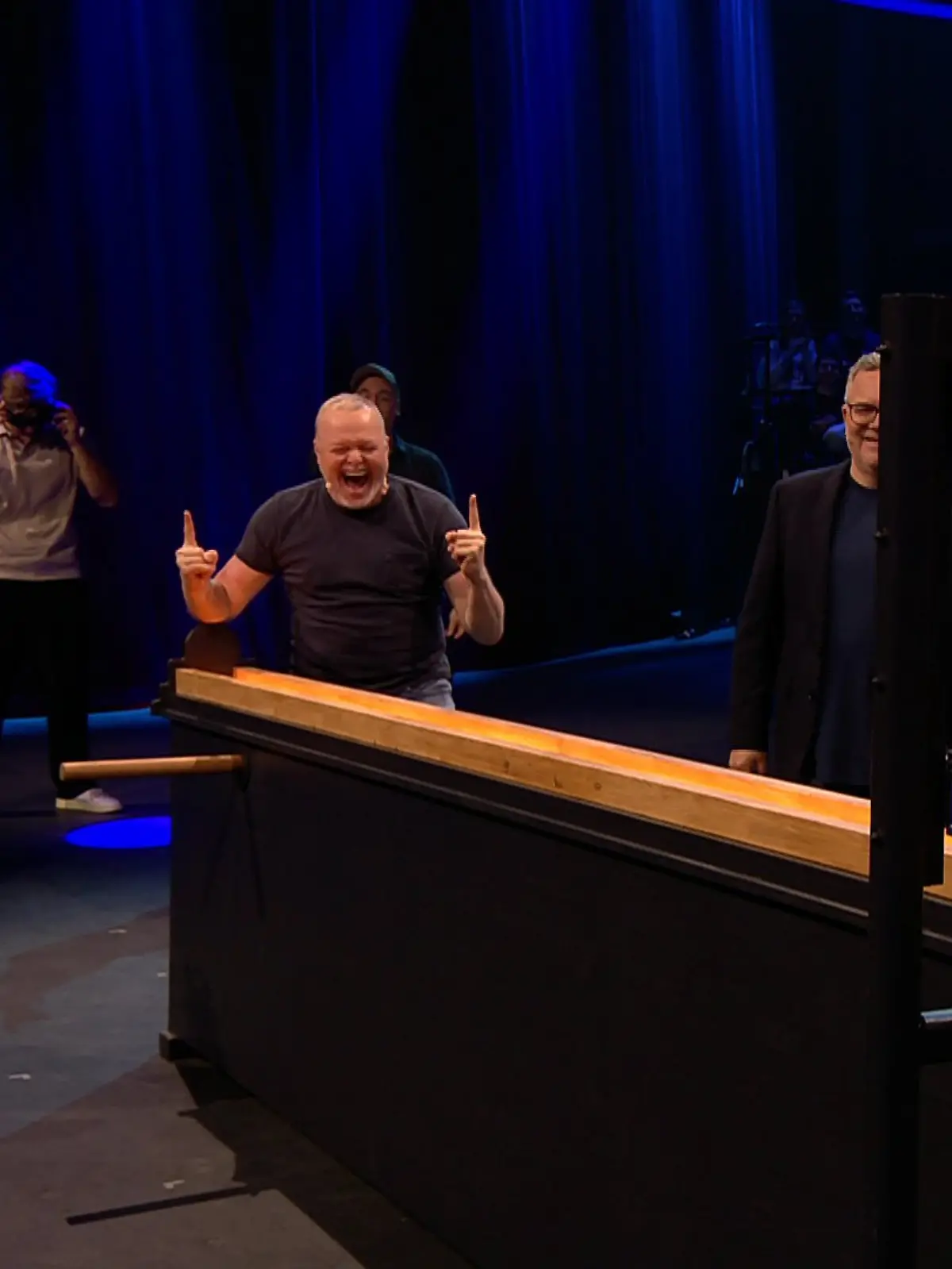 Stefan Raab macht bei „Stefan und Bully gegen irgendson Schnulli” das Unmögliche möglich. 