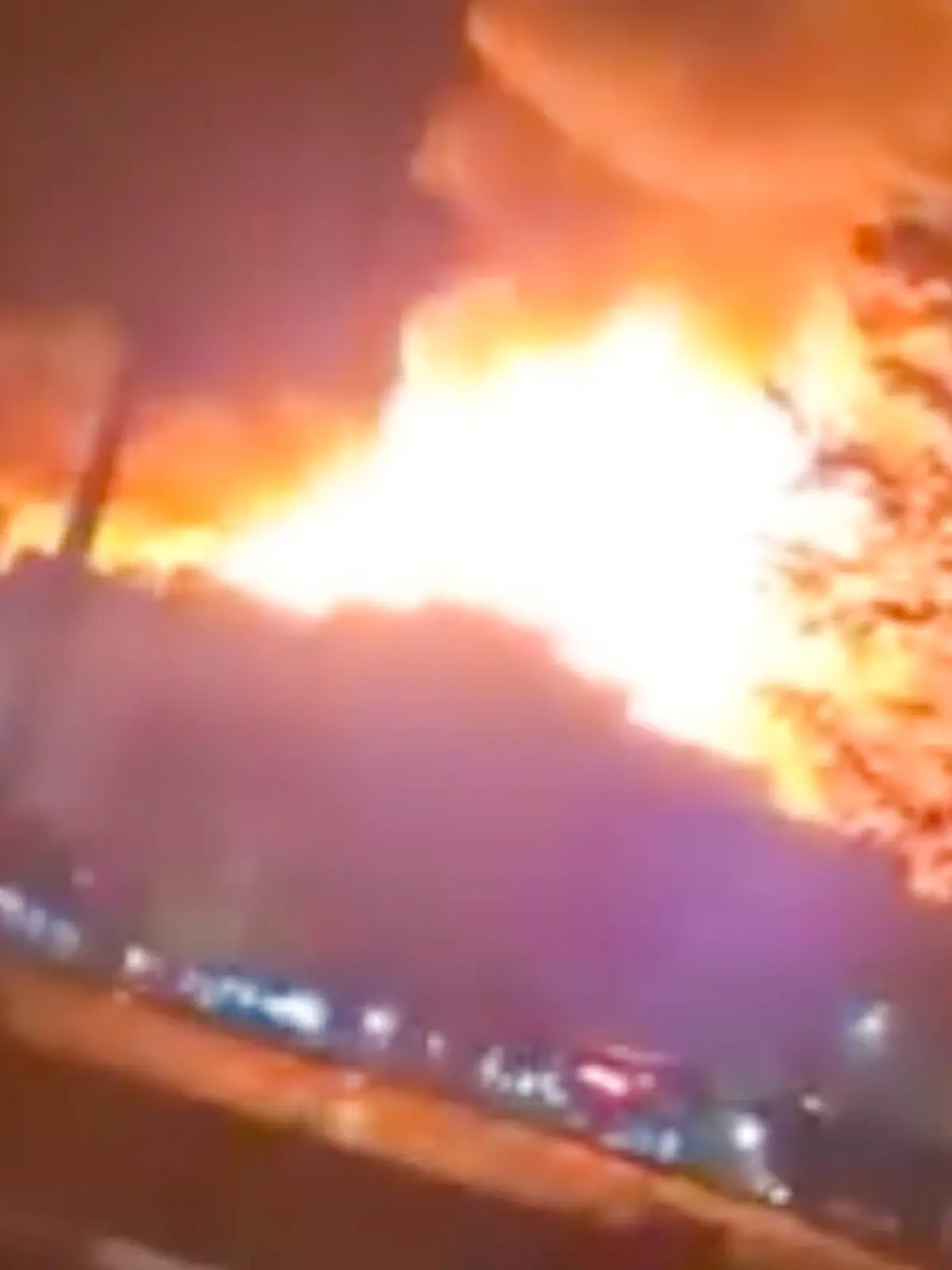 Nachtclub Kiss-Club Kehl im Industriegebiet steht lichterloh in Vollbrand