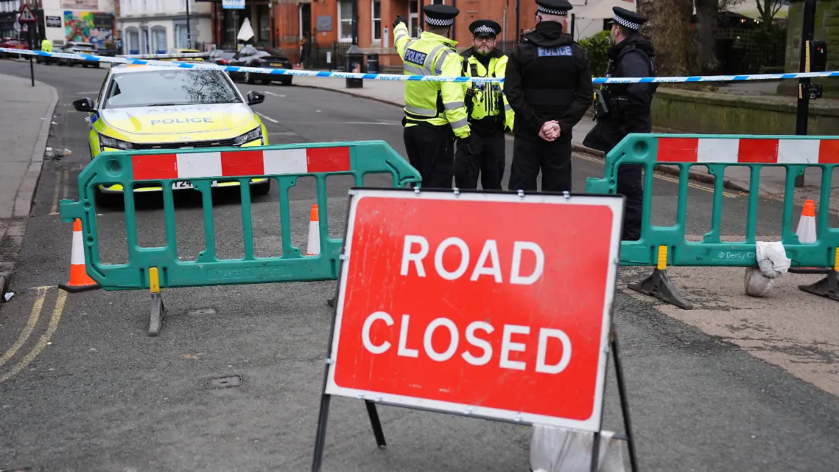 Eine Polizeiabsperrung in der Nähe des Schauplatzes in Friar Gate, Derby, wo mehrere Menschen verletzt wurden. Bei einem Vorfall in der englischen Stadt Derby sind mehrere Fußgänger von einem Auto angefahren und verletzt worden. Ein Mann sei festgenommen worden, teilte die Polizei der Grafschaft Derbyshire mit. +++ dpa-Bildfunk +++