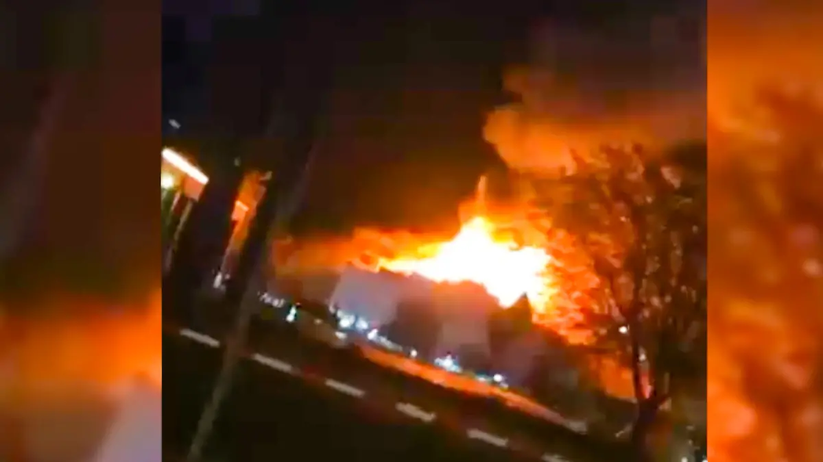 Nachtclub Kiss-Club Kehl im Industriegebiet steht lichterloh in Vollbrand