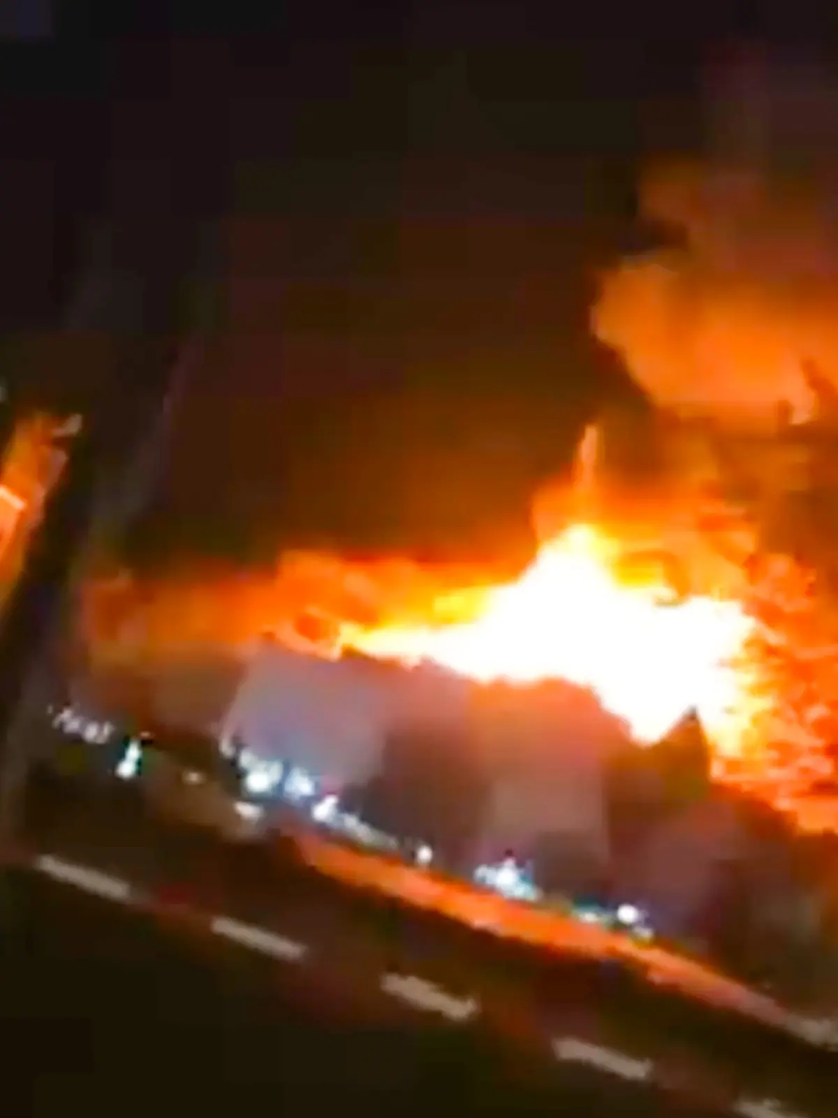 Nachtclub Kiss-Club Kehl im Industriegebiet steht lichterloh in Vollbrand