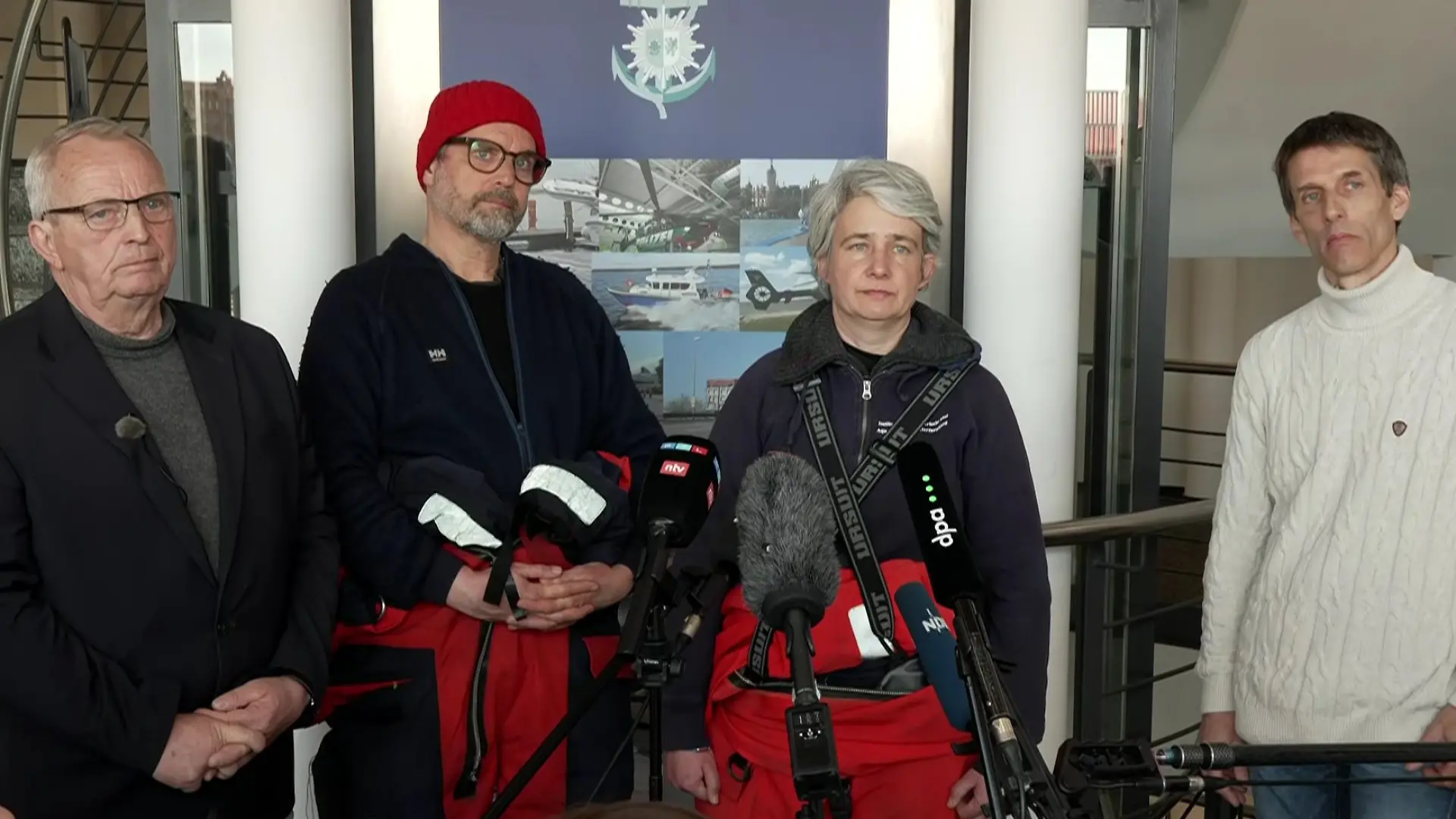 Stephanie Groß, Till Backhaus, Thilo Maack und Burkard Baschek bei der Pressekonferenz zur Wal-Rettung in der Ostsee