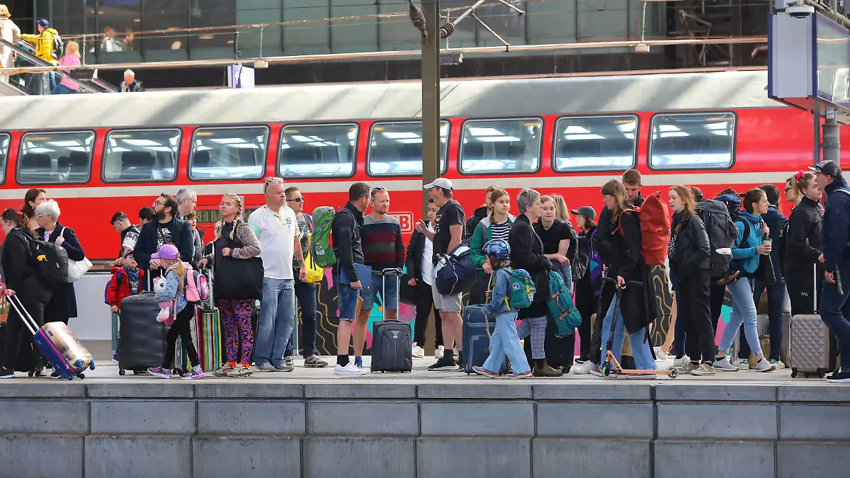 Fahrgäste warten am Hamburger Hauptbahnhof auf ihren Zug. Das Reiseaufkommen ist hoch.
