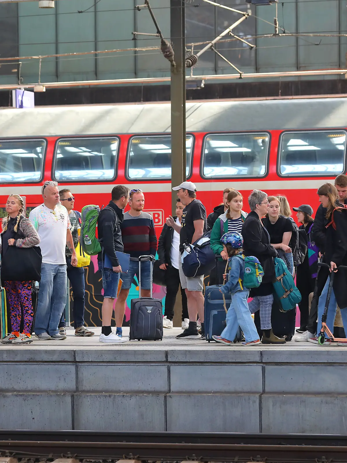 Fahrgäste warten am Hamburger Hauptbahnhof auf ihren Zug. Das Reiseaufkommen ist hoch.