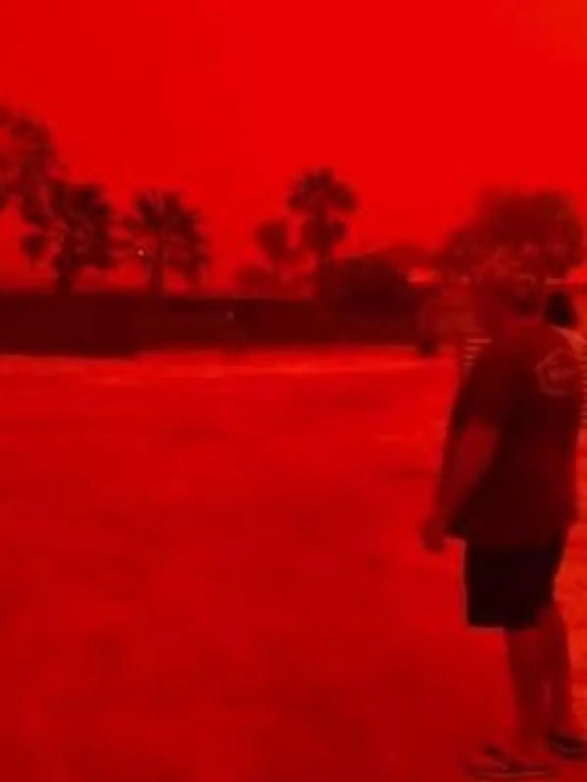 Bild zu: "Blutroter Himmel über Australien! Anwohner beschreiben „apokalyptische Szenen“"