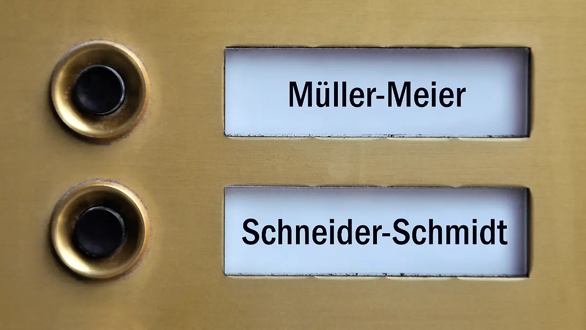13.04.2024, Borkwalde, Brandenburg, Auf zwei Klingelschildern stehen die Doppelnamenamen Mueller Meier und Schneider Schmidt.