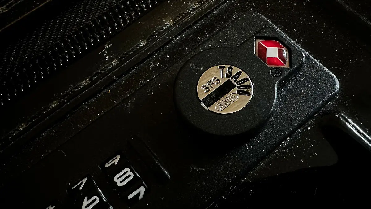 Zu erkennen am roten Rauten-Symbol: TSA-Schlösser lassen sich vom Sicherheitspersonal an vielen Flughäfen gewaltfrei öffnen - falls beim Durchleuchten des Gepäcks potenzielles Gefahrgut entdeckt wurde.