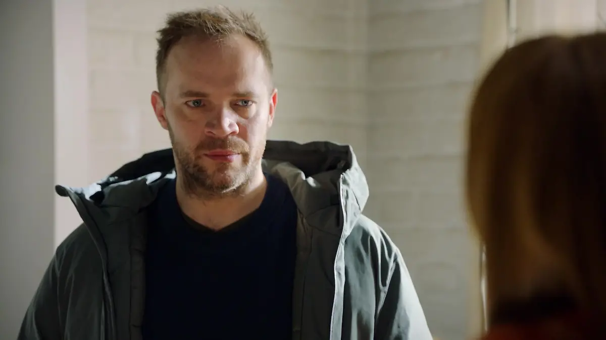 Erik leidet sehr unter der Trennung von Toni. Zu gerne möchte er nur ein Gespräch mit ihr führen. 