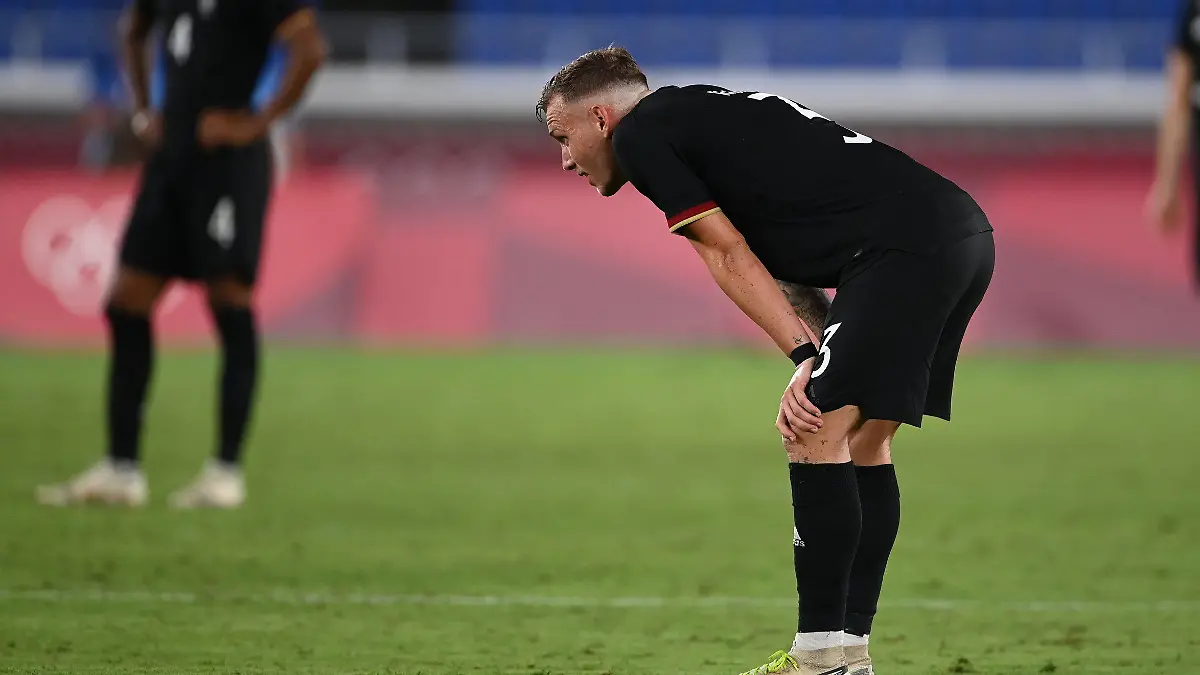 22.07.2021, Japan, Yokohama: Fußball: Olympia, Vorrunde, Gruppe D, 1. Spieltag, Brasilien - Deutschland im International Stadium Yokohama. David Raum (M) von Deutschland steht nach der 2:4-Niederlage seiner Mannschaft auf dem Feld. Foto: Swen Pförtner/dpa +++ dpa-Bildfunk +++