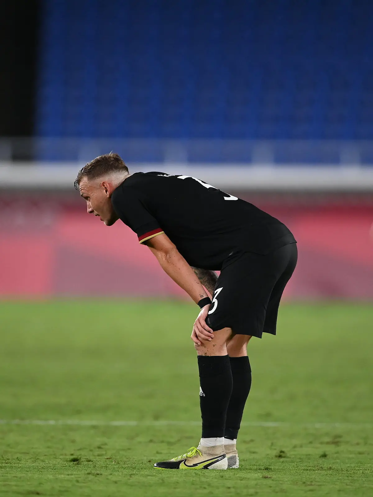 22.07.2021, Japan, Yokohama: Fußball: Olympia, Vorrunde, Gruppe D, 1. Spieltag, Brasilien - Deutschland im International Stadium Yokohama. David Raum (M) von Deutschland steht nach der 2:4-Niederlage seiner Mannschaft auf dem Feld. Foto: Swen Pförtner/dpa +++ dpa-Bildfunk +++