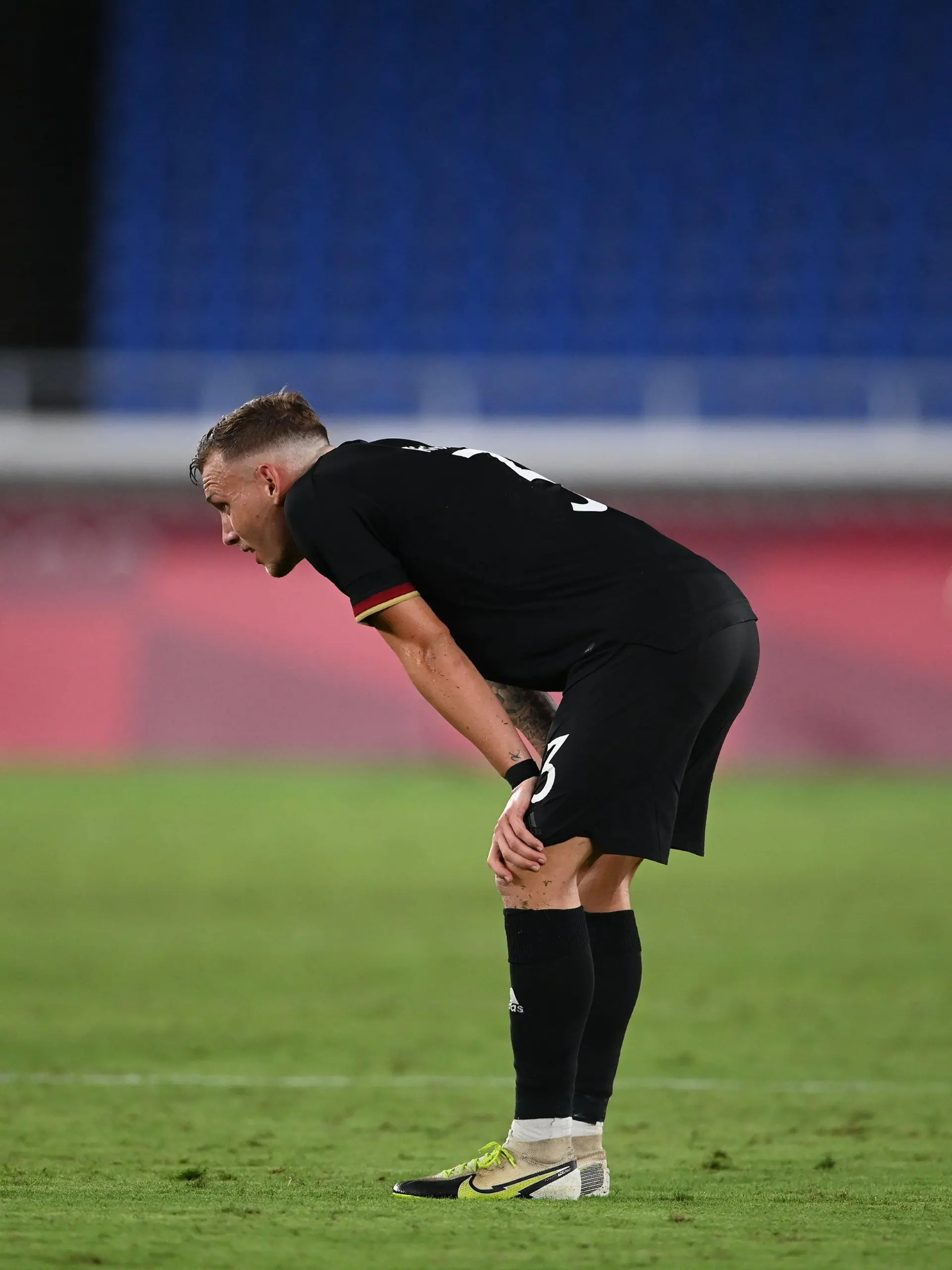 22.07.2021, Japan, Yokohama: Fußball: Olympia, Vorrunde, Gruppe D, 1. Spieltag, Brasilien - Deutschland im International Stadium Yokohama. David Raum (M) von Deutschland steht nach der 2:4-Niederlage seiner Mannschaft auf dem Feld. Foto: Swen Pförtner/dpa +++ dpa-Bildfunk +++