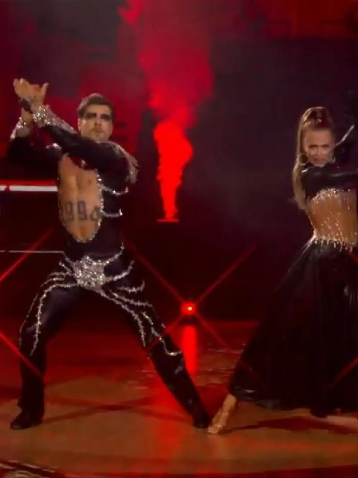 Bild zu: "Willi und Patricija entfachen mit ihrem Paso Doble zu "Let Me Entertain You" das Parkett"