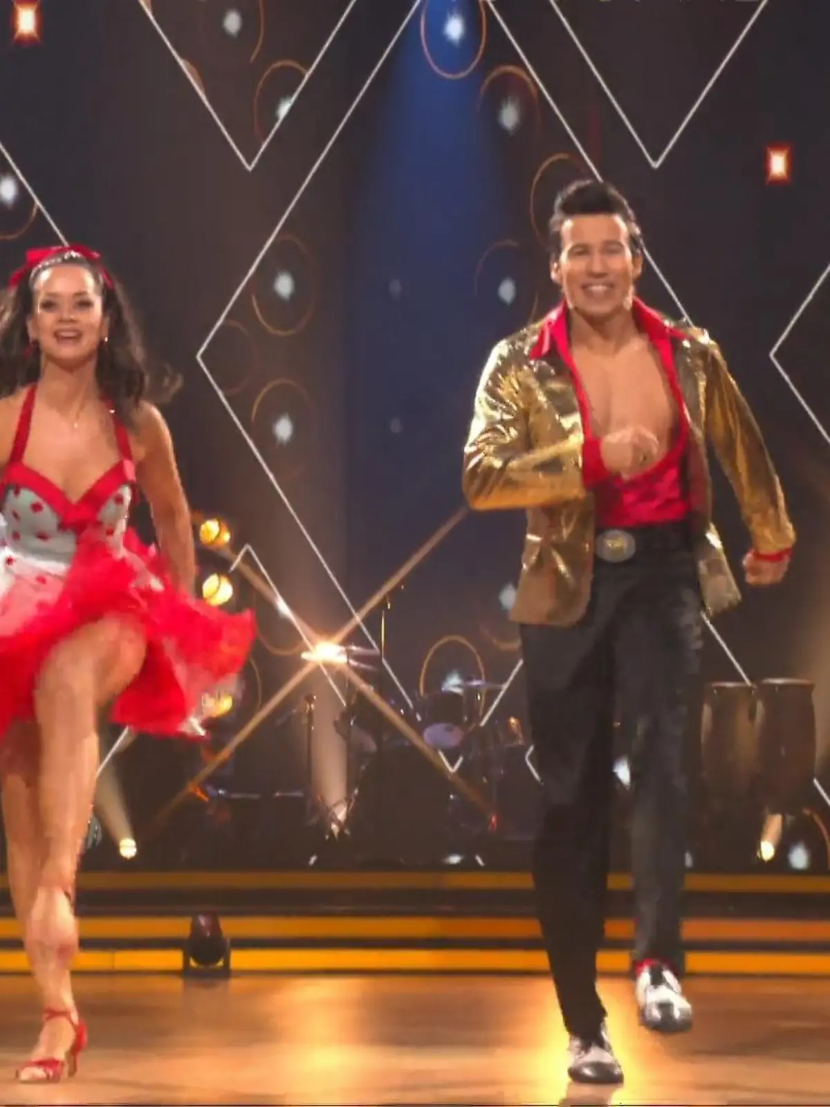 Bild zu: "Flotte Sohle: Joel und Malika begeistern mit ihrem Jive zu "Hound Dog""