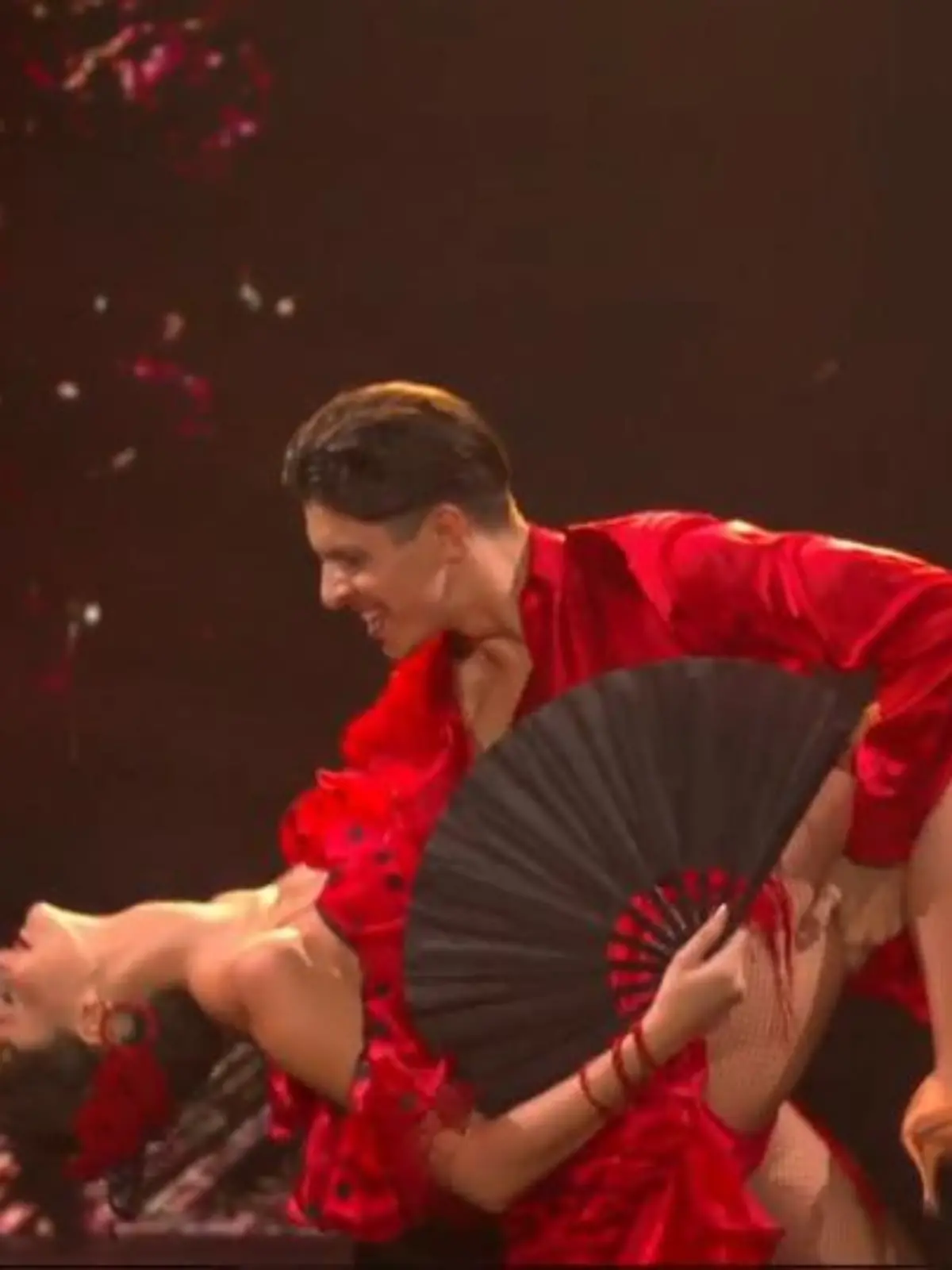 Bild zu: "Betty und Alexandru schwingen die Hüften bei ihrer Samba zu "La Isla Bonita""