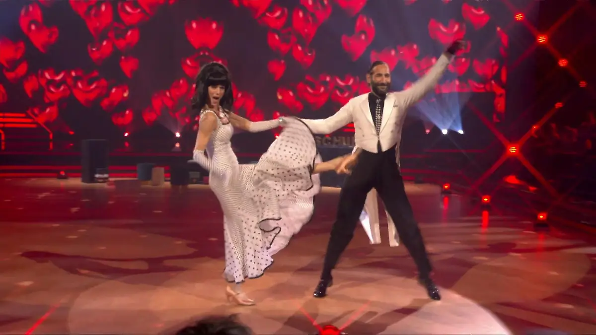 Massimo und  Esther zeigen ihren Slowfox zu "The Shoop Shoop Song" Zögerliche Standing Ovations