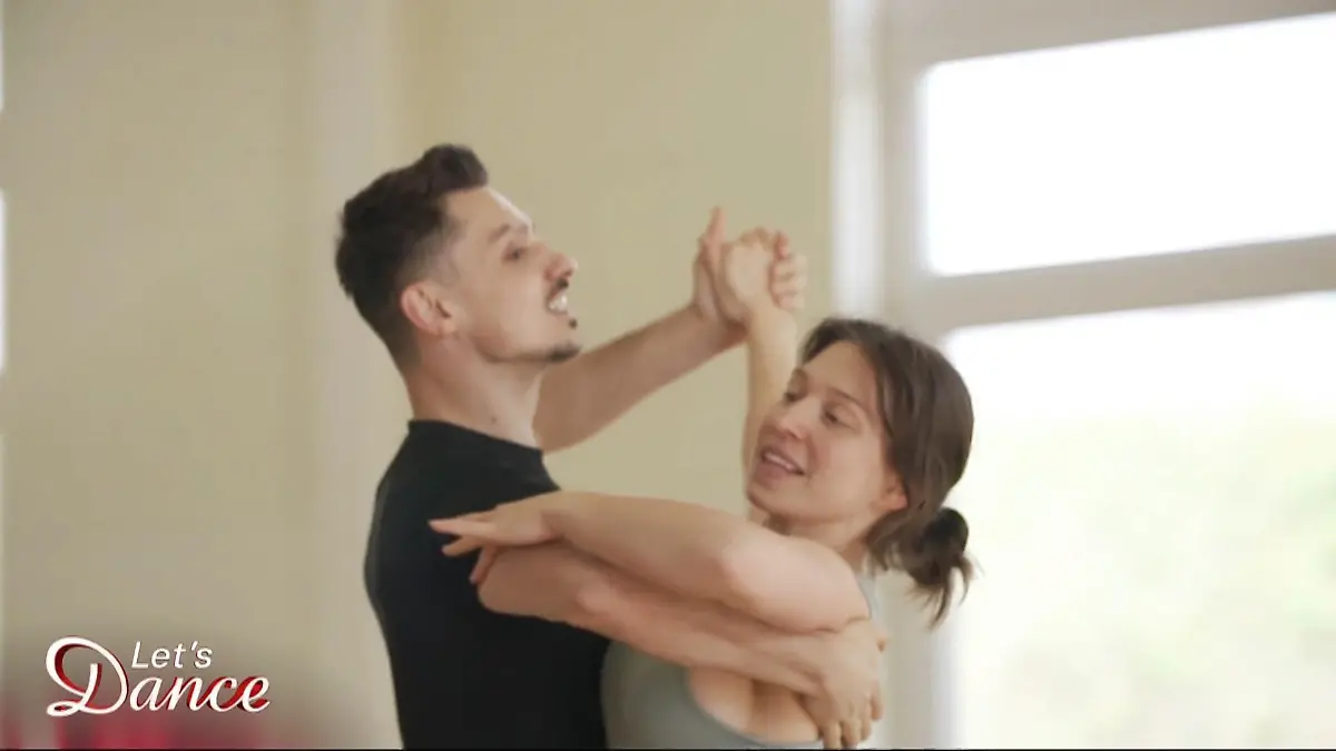 Eleganz und Weiblichkeit: Bibi möchte beim Slowfox eine neue Seite von sich zeigen Herausforderung für Bibi