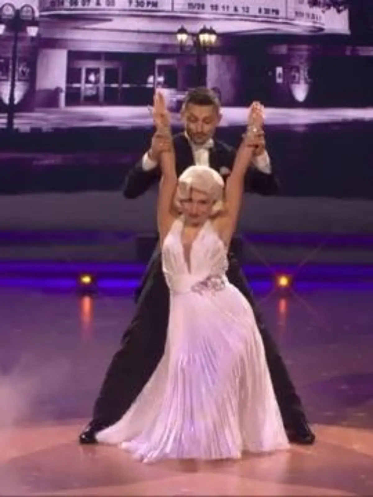 Bild zu: "Marilyn Monroe auf dem Parkett: Bibi und Zsolt tanzen einen Slowfox"