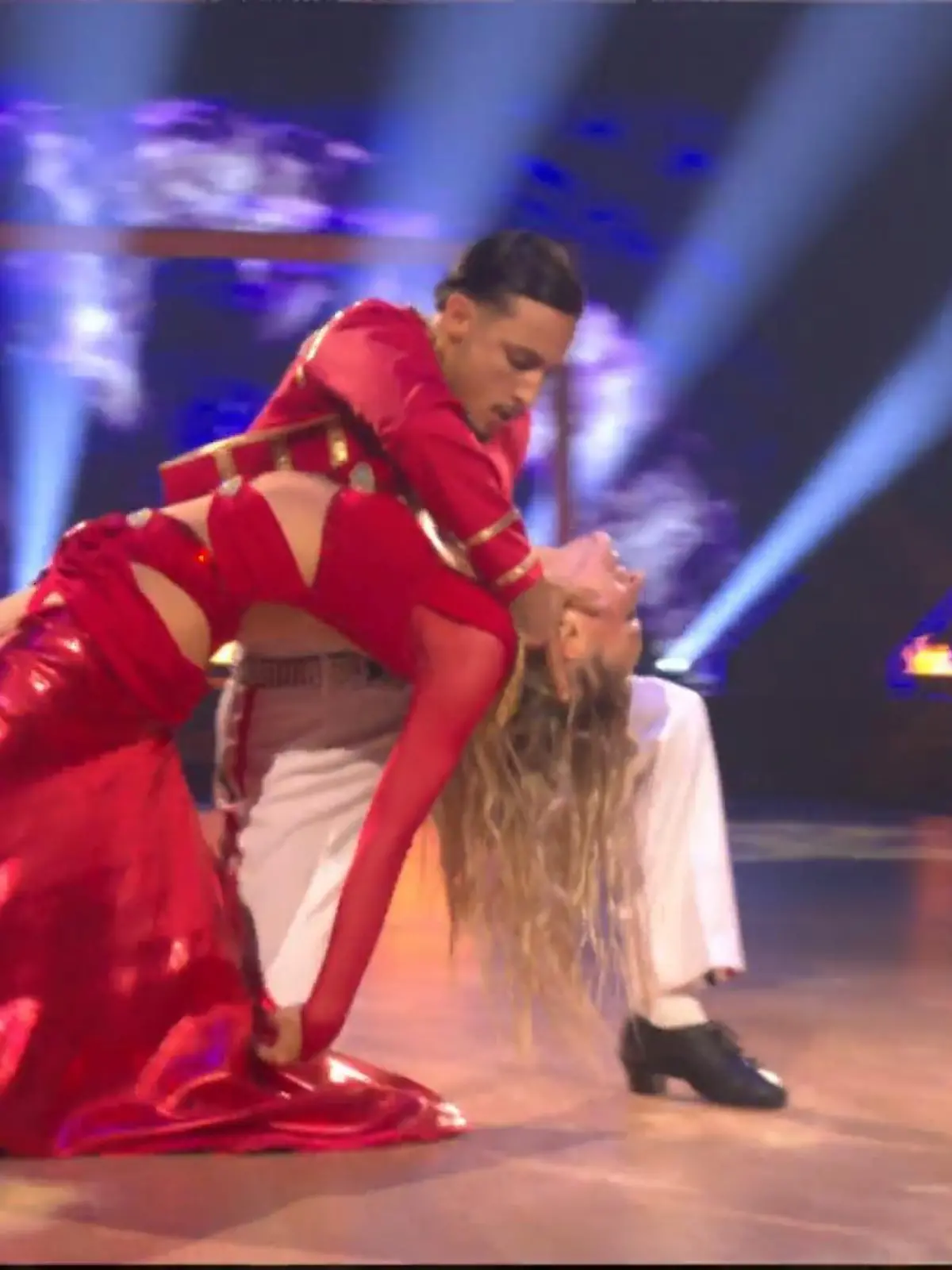 Bild zu: "Milano rockt die Jury in Show 4 mit voller Power beim Paso Doble"
