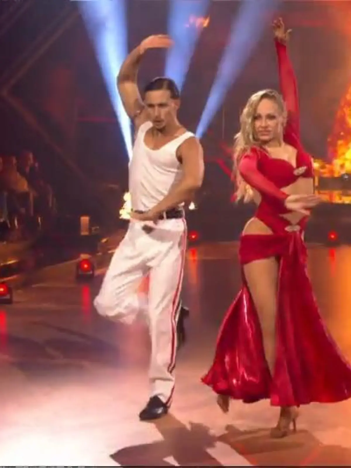 Bild zu: "Energiegeladene Performance: Milano und Marta tanzen den Paso Doble zu "We Will Rock You""