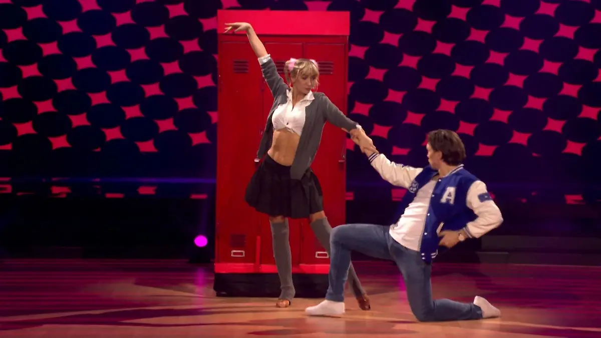 Anna-Carina Woitschack wird beim Jive zu Britney Spears Let’s Dance 2026: Zeitreise in die 90er