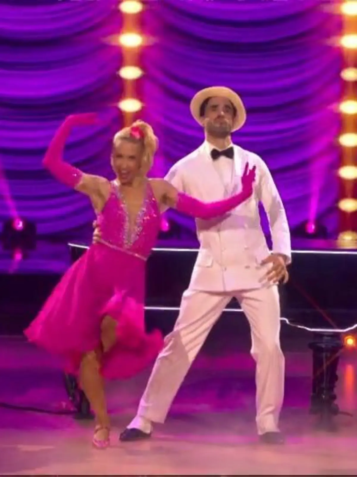 Bild zu: "Anspruchsvolle Choreographie: Jan und Kathrin überzeugen mit ihrem Quickstep"