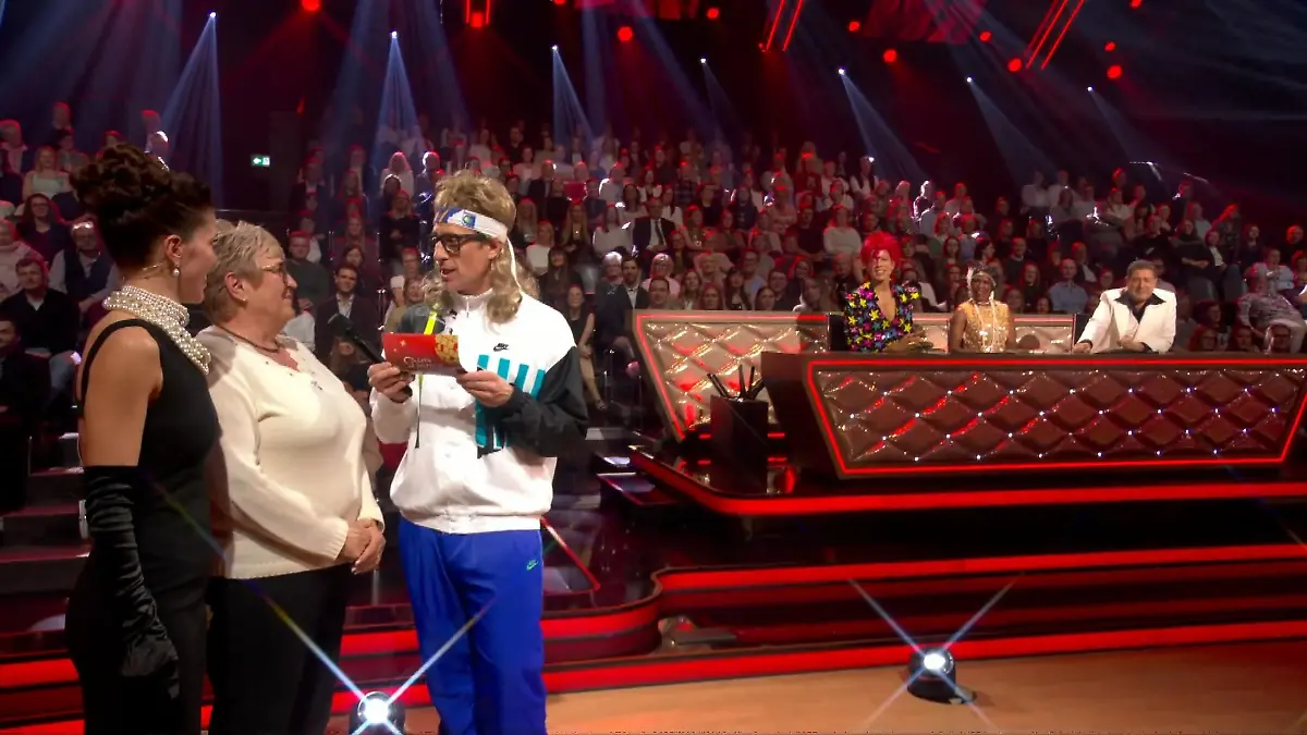 Barbara aus Hürth darf den Ergebnisumschlag abholen Überrascht und gewonnen