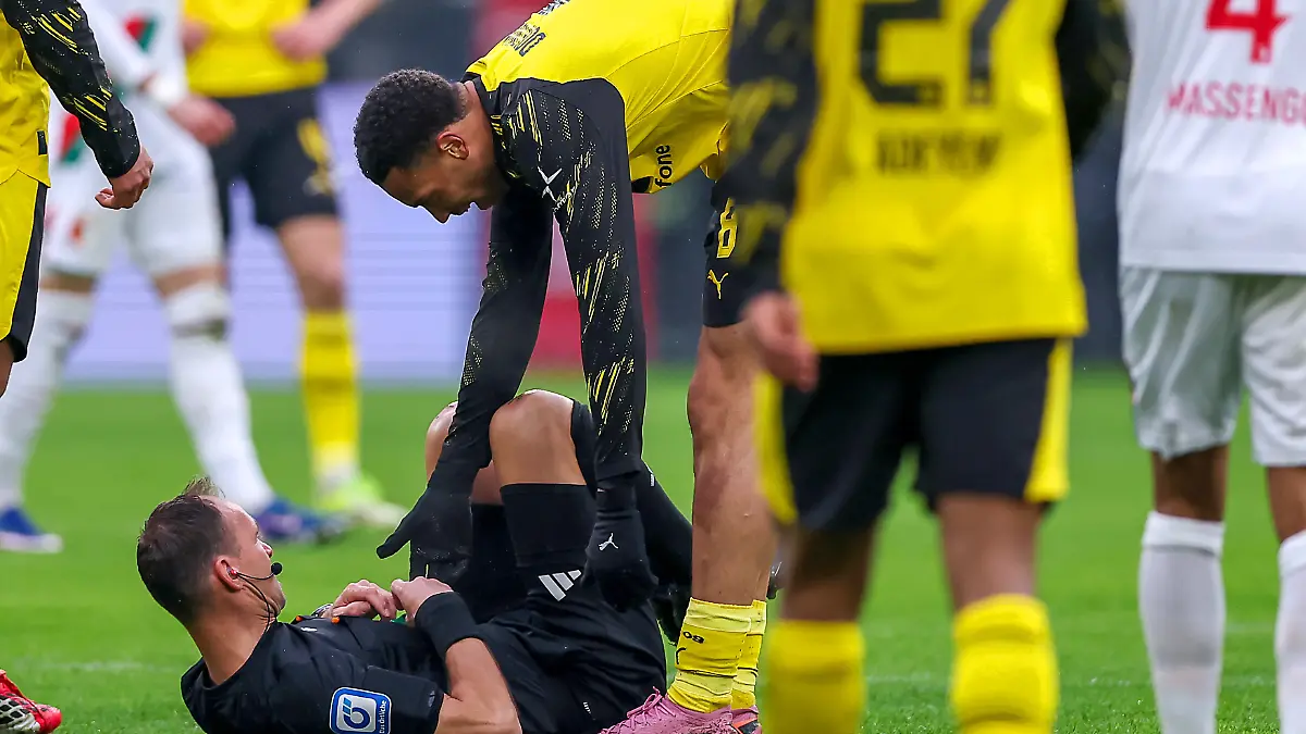 14.03.2026, Fußball, Borussia Dortmund - FC Augsburg, 1. Fußball Bundesliga, 26. Spieltag, Signal Iduna Park, Saison 2025 2026: Schiedsrichter Bastian Dankert liegt auf dem Rücken am Boden nach dem Sturz durch Zusammenprall mit Felix Nmecha (BVB #08) auf dem Spielfeld DFB regulations prohibit any use of photographs as image sequences and or quasi-video.