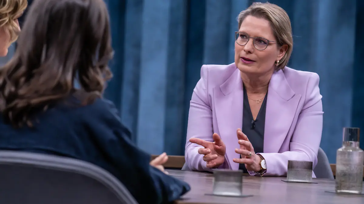 ARD/NDR-CAREN MIOSGA
Caren Miosga mit ihren Gästen: Collien Fernandes, Theresia Crone, Stefanie Hubig (SPD), Ronen Steinke.
©NDR/Claudius Pflug,honorarfreie Verwendung gemäß der AGB im engen inhaltlichen, redaktionellen Zusammenhang mit genannter NDR-Sendung bei Nennung "Bild:NDR/Claudius Pflug"