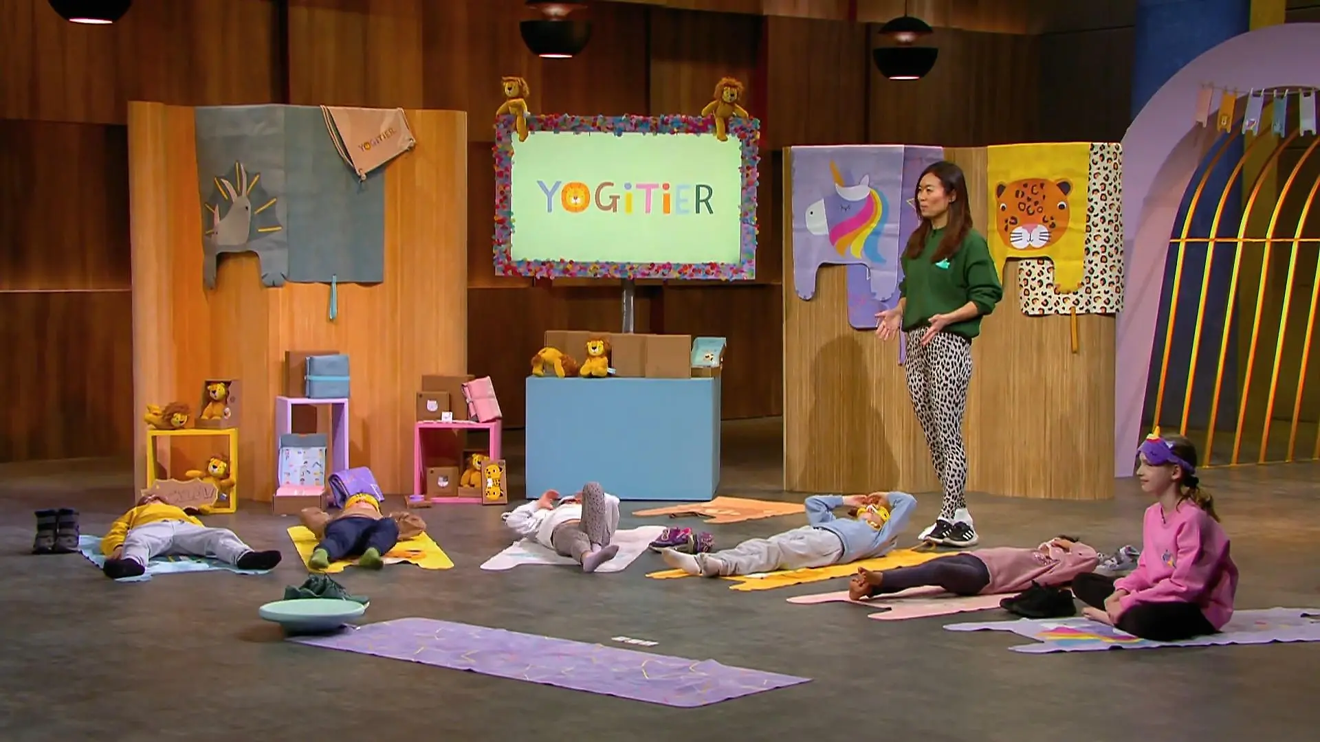 Kann Fei mit bunten Yoga-Matten die Löwen begeistern? Bewegung statt Bildschirm
