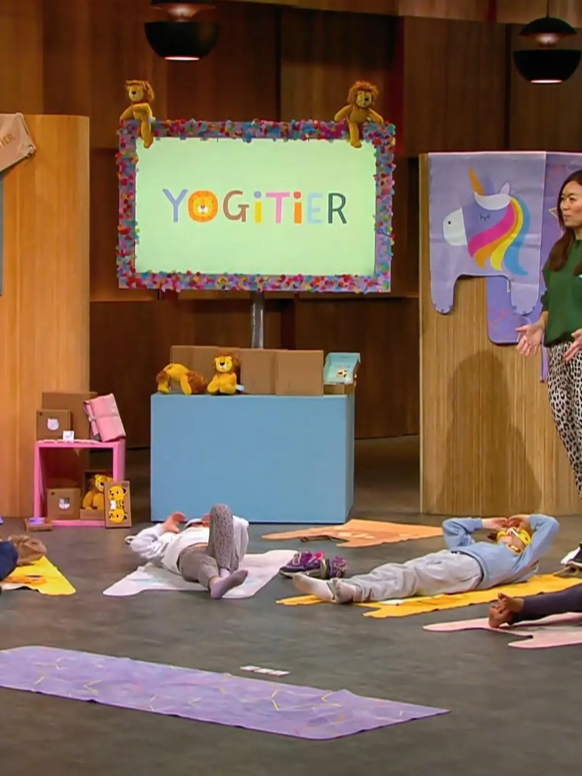 Bild zu: "Kann Fei mit bunten Yoga-Matten die Löwen begeistern?"