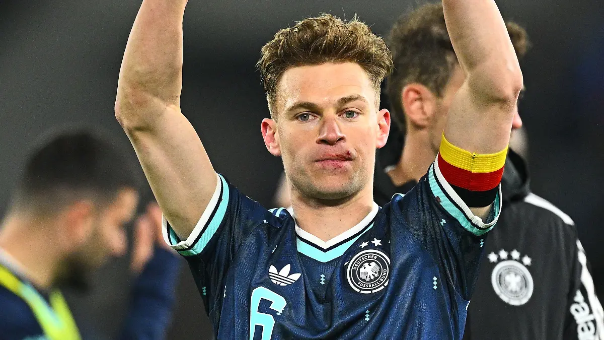 Joshua Kimmich feiert mit einer Verletzung an der Lippe den Sieg in der Schweiz. 